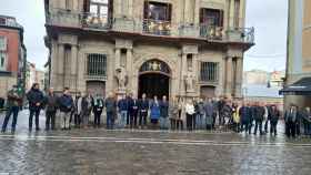 El minuto de silencio frente al Ayuntamiento de Pamplona este lunes.