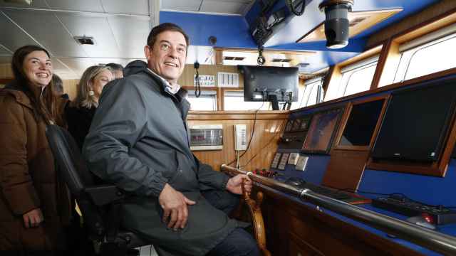 El candidato del PSdeG a la presidencia de la Xunta, José Ramón Gómez Besteiro, visita este lunes uno de los barcos de arte de pincho en Celeiro, Lugo.