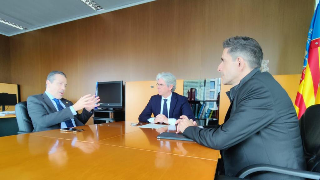 El secretario autonómico de Industria, Felipe Carrasco, reunido con el rector y vicerrector de la UPV.