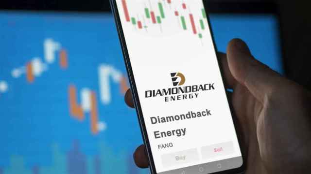 Logo de Diamondback Energy en un smartphone.