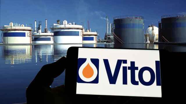 Tanques de petróleo con la imagen del logo de Vitol en un smartphone.