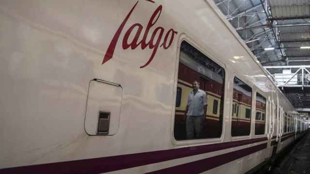 Uno de los trenes de la empresa española Talgo a su llegada a la estación central de Bombay, India.