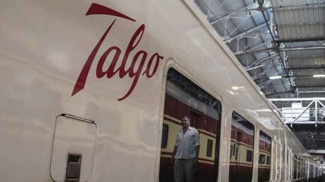 Uno de los trenes de la empresa española Talgo a su llegada a la estación central de Bombay, India.