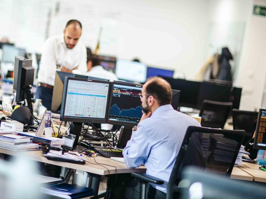 Trabajadores en una oficina de Madrid.