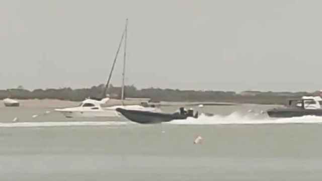 Una narcolancha navegando a toda velocidad dos días después de lo ocurrido en Barbate en las aguas de Cádiz.