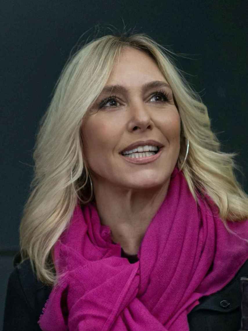 Marta Robles en la presentación vestida con tonos rosa y negro.