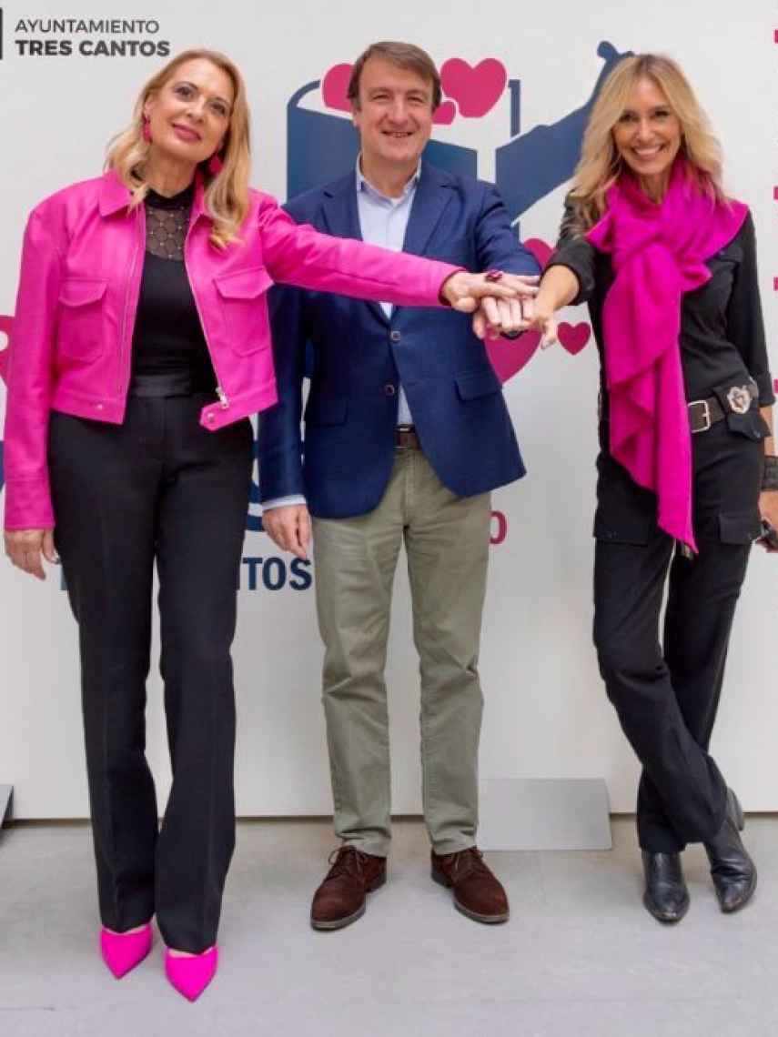 Marta Robles junto a la concejala de Cultura, Elisa Lidia Miguel, y el Alcalde de Tres Cantos, Jesús Moreno.