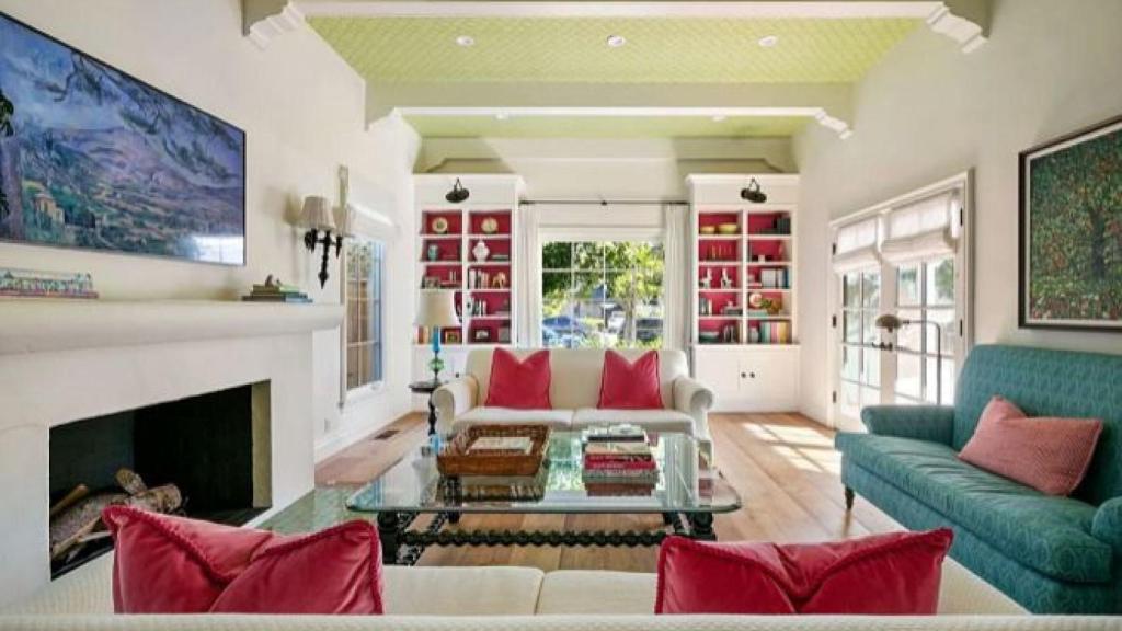 Salón con chimenea en casa de Emma Stone.