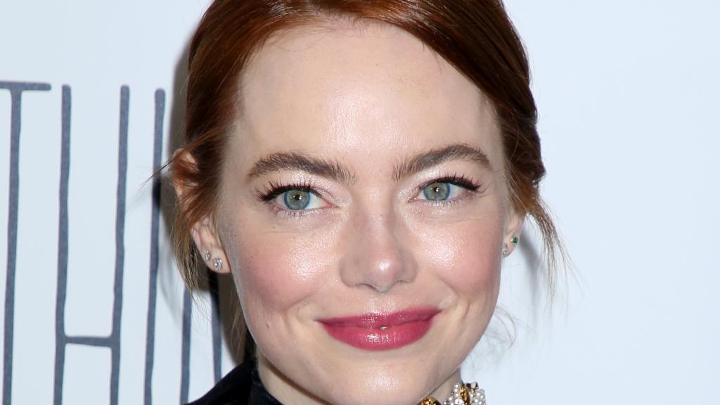 Emma Stone posando en la alfombra roja