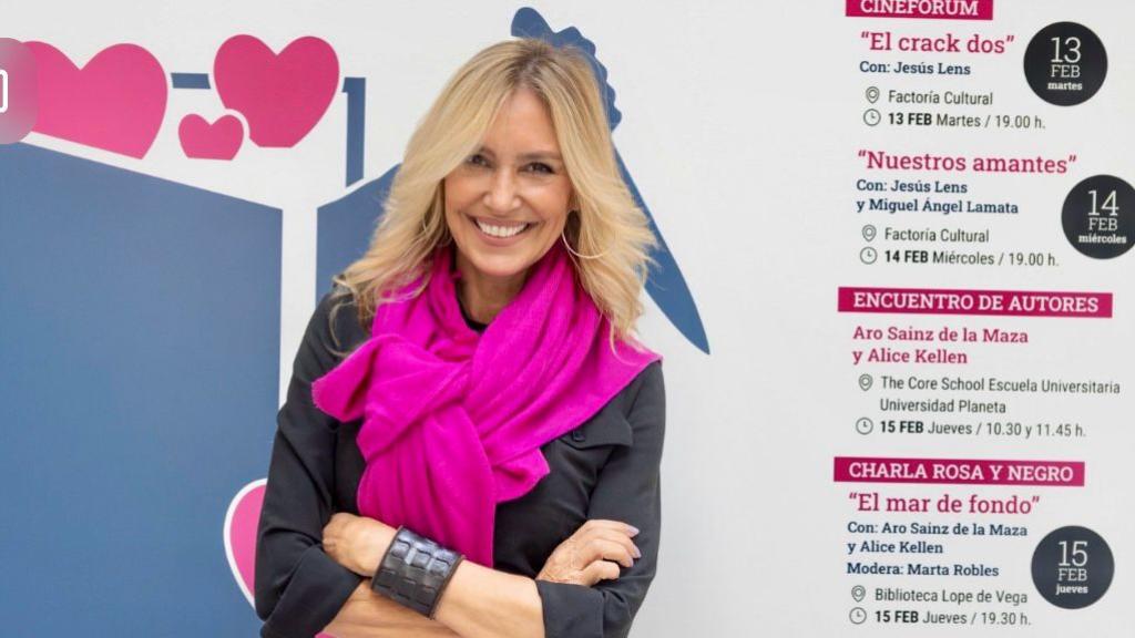 Marta Robles, directora del festival literario 'Rosa&Negro' delante del programa.