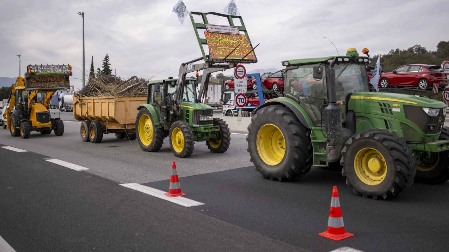 Tractores de agricultores franceses cortando la AP-9 en Le Boulou (Francia) el pasado 1 de febrero.