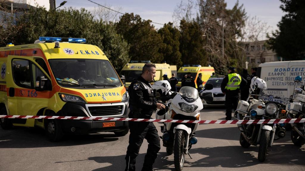 Agentes de policía aseguran la zona alrededor del edificio en Glyfada el 12 de febrero de 2024.