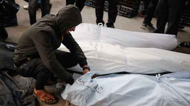 Varios cadáveres en un hospital en Rafah tras los ataques israelíes del 12 de febrero de 2024.