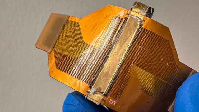 El dispositivo BAUS-E, ideado por ingenieros del MIT, incluye un adhesivo para pegarse en la piel