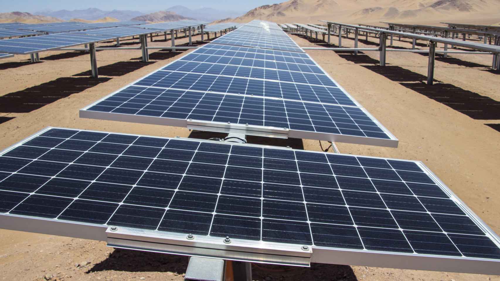 Unas placas solares en el desierto.