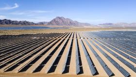 Una granja solar en el desierto.