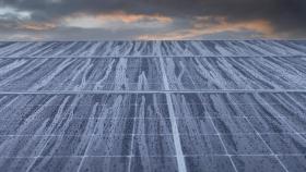 Unos paneles solares mojándose con la lluvia.