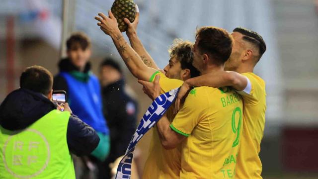 Mella celebra con una piña uno de los goles del Deportivo en Logroño.