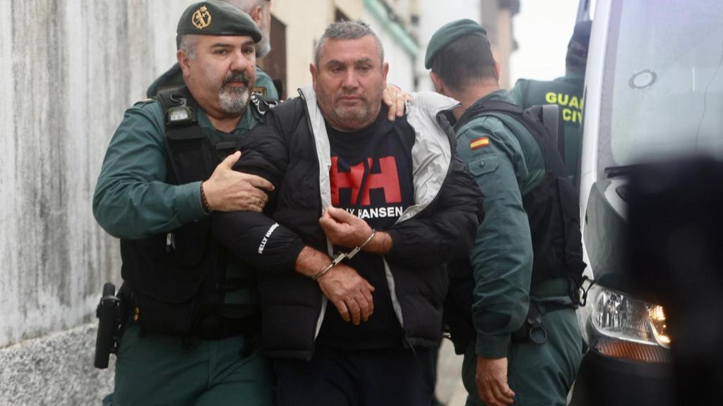 Uno de los detenidos, justo antes de entrar en los juzgados para declarar.