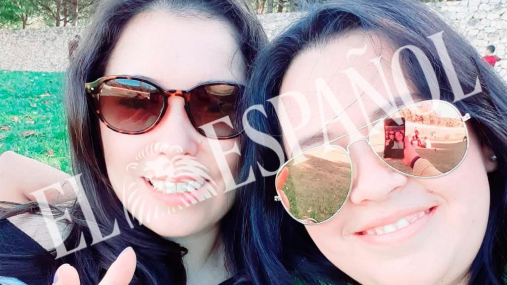 Glendy Mejía (1i) junto a su difunta prima Maricarmen García Castillo.