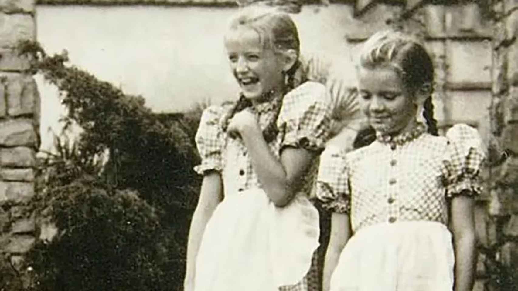 Brigitte Höss (izquierda) junto a su hermana.