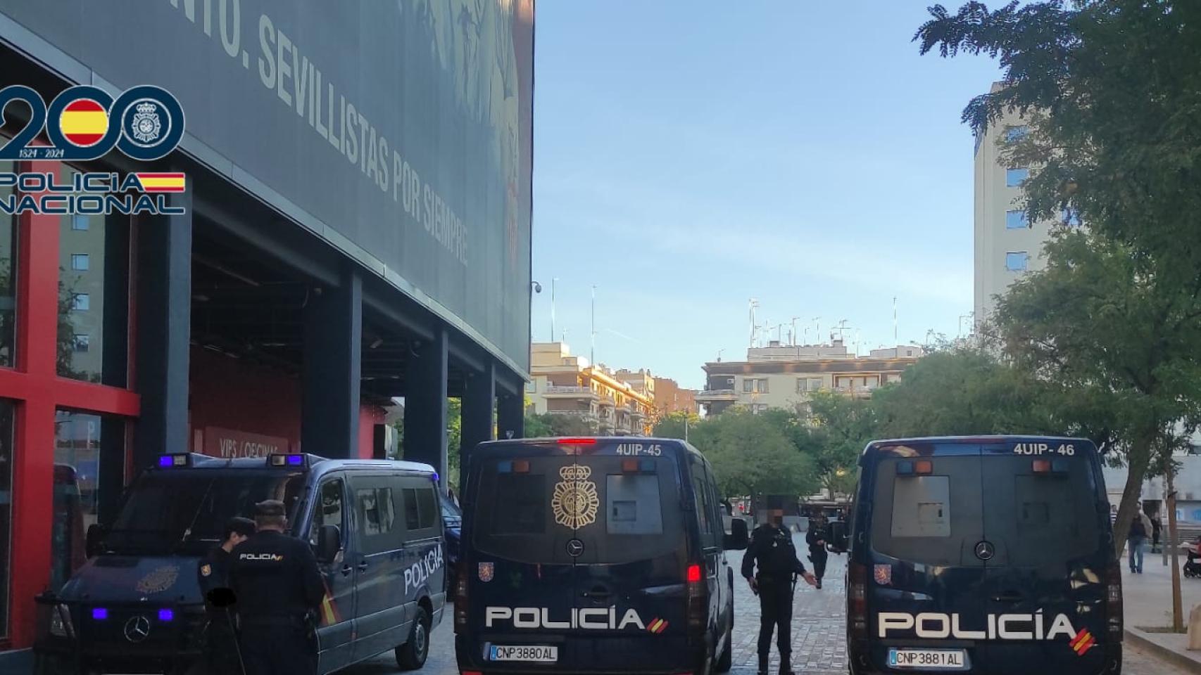Furgones policiales, a la entrada del estadio Ramón Sánchez Pizjuán.