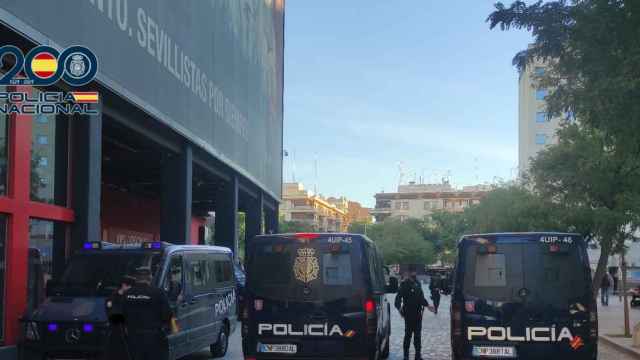 Furgones policiales, a la entrada del estadio Ramón Sánchez Pizjuán.