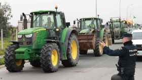 Los tractores se adentran en la carretera SE-3205 de acceso al polígono La Isla de Dos Hermanas.