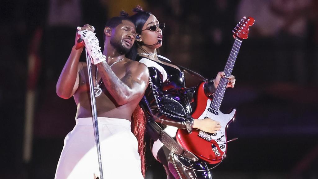 El cantante estadounidense Usher con H.E.R durante su actuación en la Super Bowl 2024.