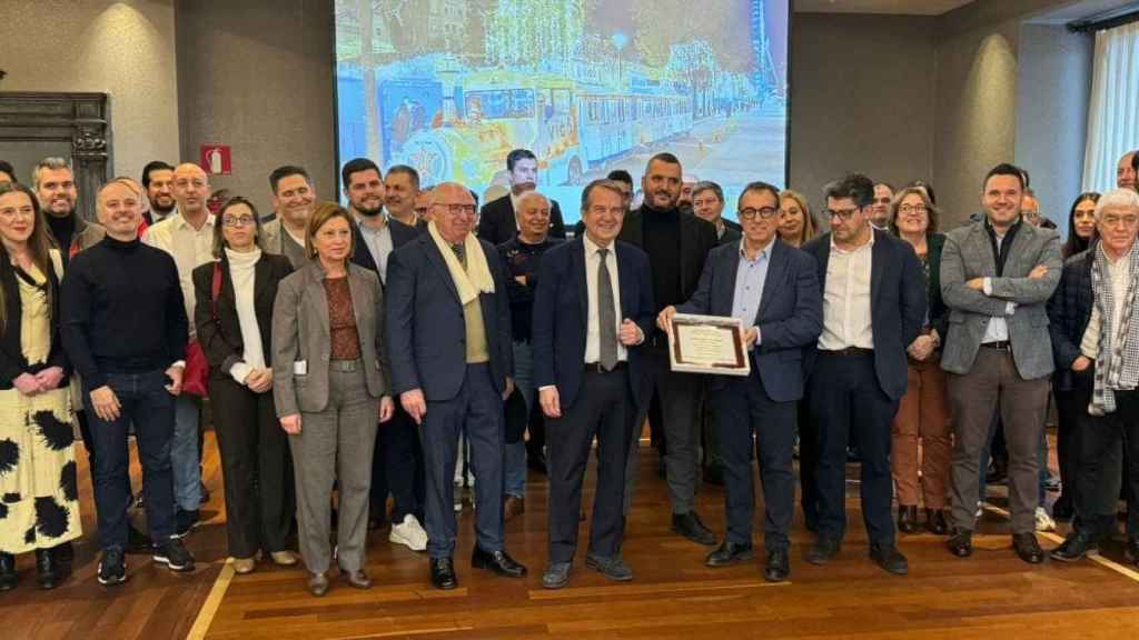 Los hosteleros de homenajean a Caballero por la Navidad de Vigo.