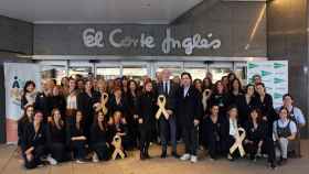 El personal de El Corte Inglés con lazos dorados por el día contra el cáncer infantil.