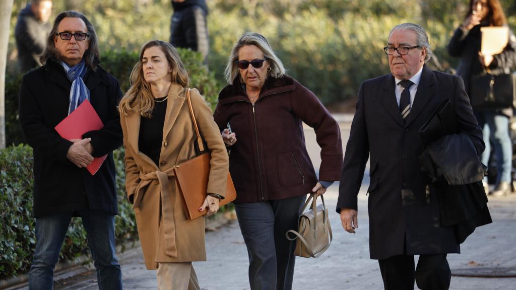 García Fuster, en el centro, acude a declarar a la Audiencia de Valencia.