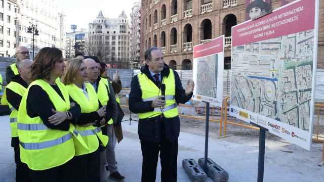 La alcaldesa de Valencia, María José Catalá, y la consellera de Medio Ambiente, Agua, Infraestructuras y Territorio, Salomé Pradas, visitan las obras de la calle Alicante. EE