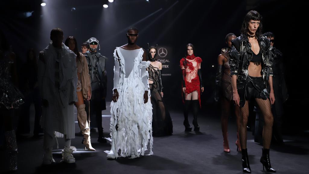Colección de VISORI Studio, en el desfile de septiembre de 2023. EE