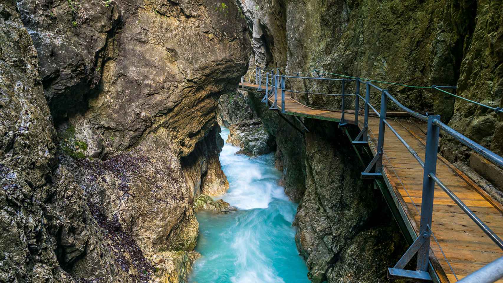 El sendero más bonito de España y del mundo: camina por pasarelas entre barrancos y aguas turquesas