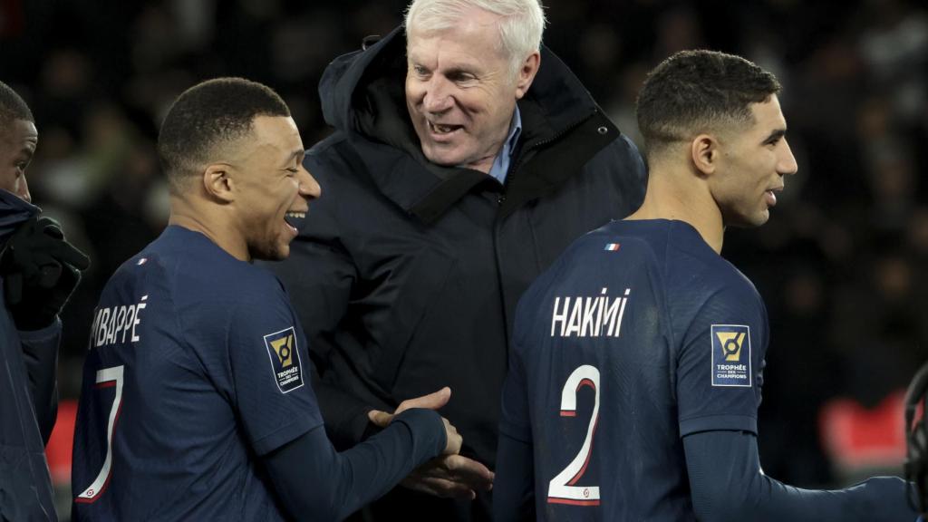 Kylian Mbappé y Luis Fernández se saludan