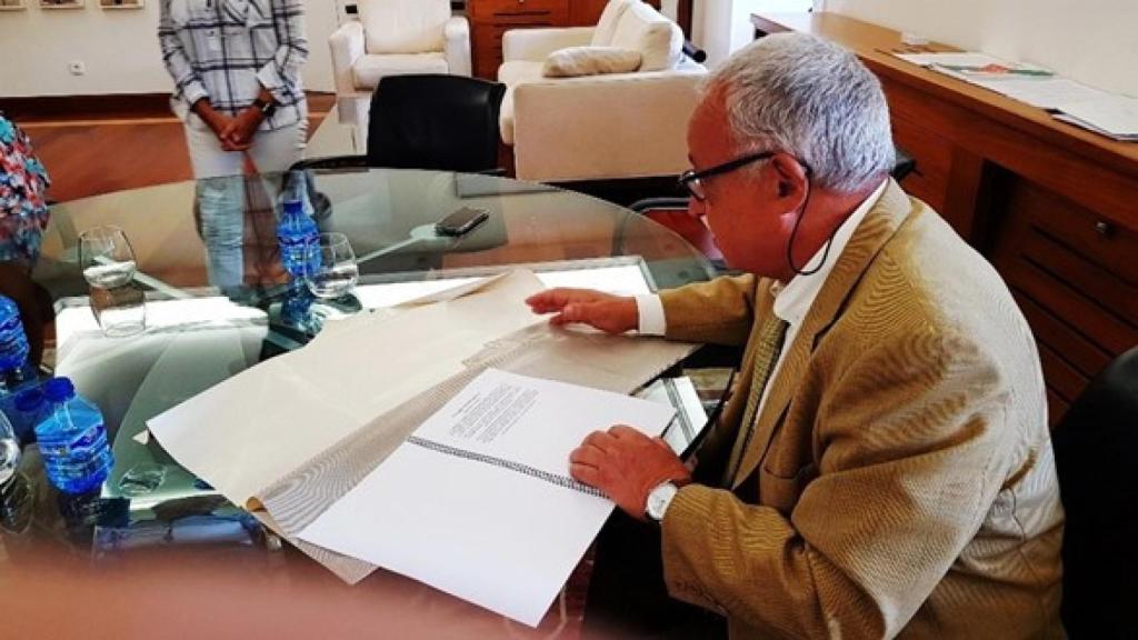 El consejero Santonja ojea la carpeta con la composición de su pasodoble