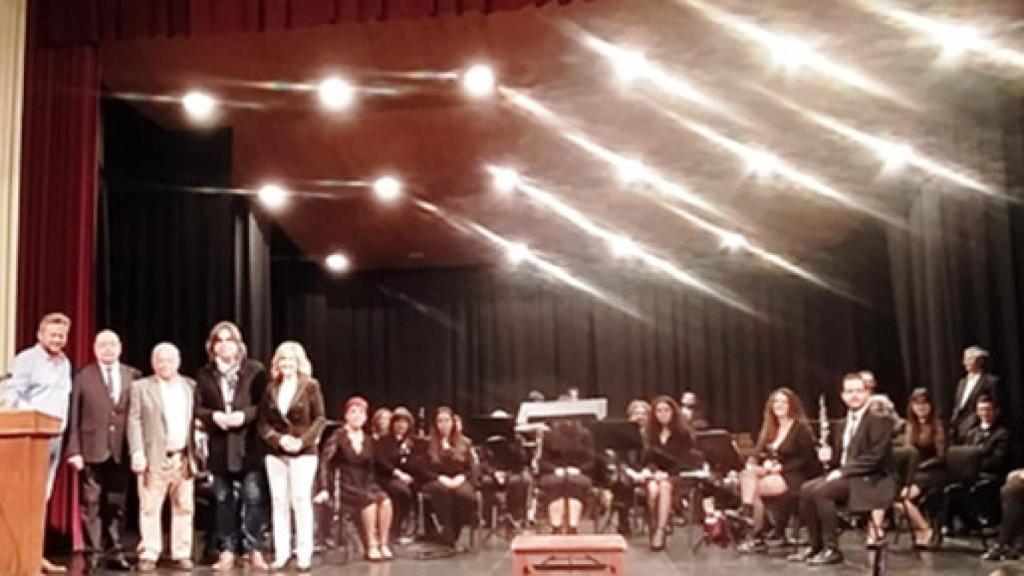 Momento en que Santonja subió al escenario junto al alcalde, ediles y maestro de la banda