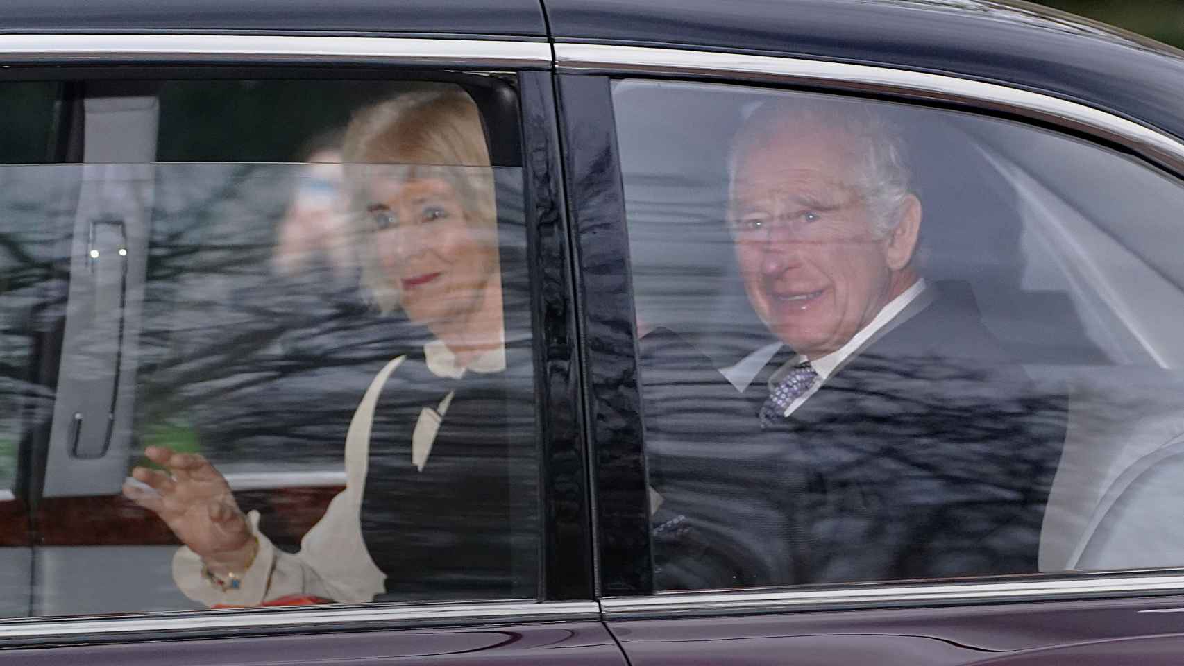 Carlos III junto a Camila, horas después de anunciarse el cáncer que padece el monarca.