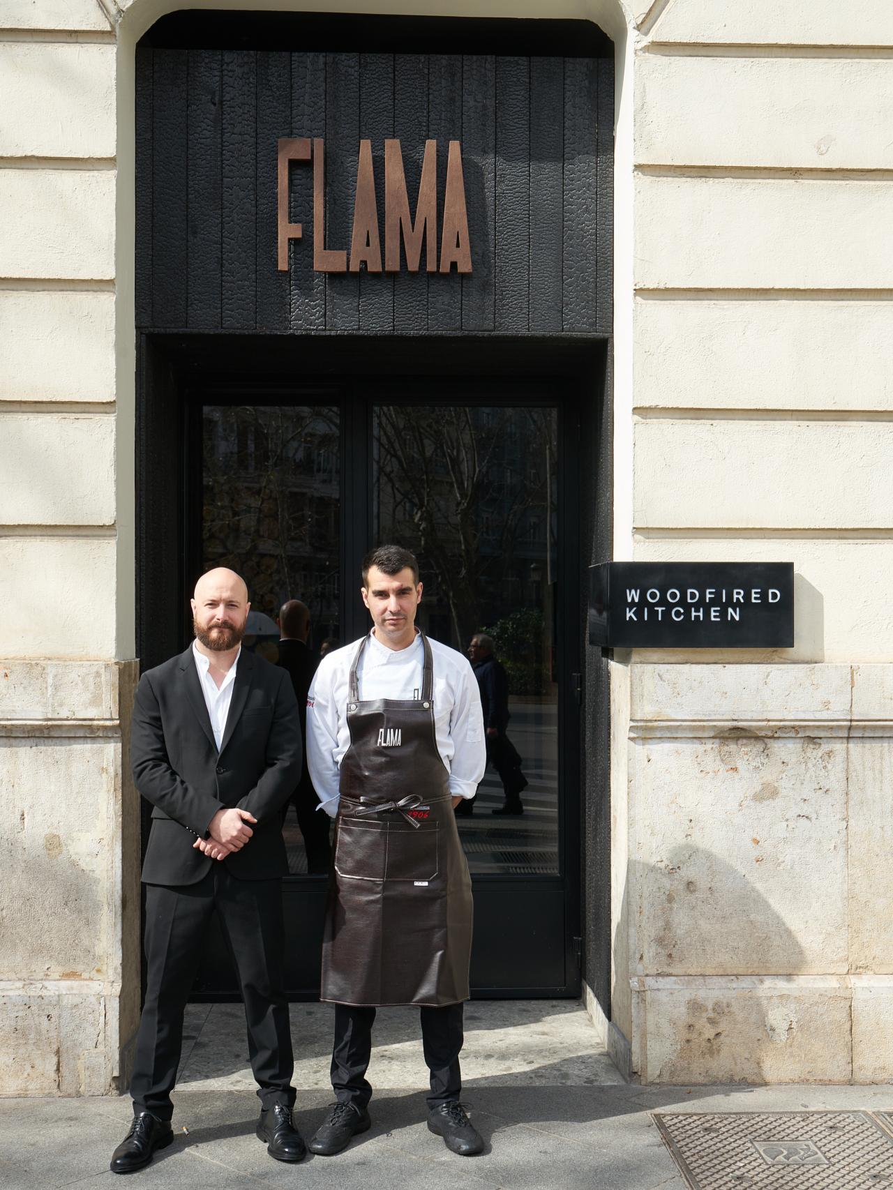 Ricardo Espíritu y Eduardo Espejo frente al restaurante Flama.
