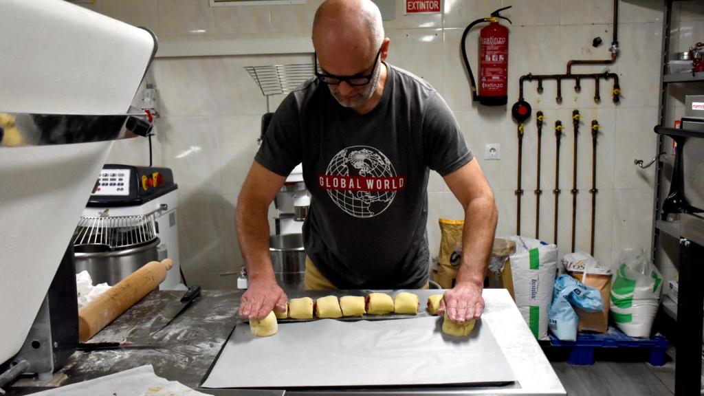 Alexandre durante la elaboración de sus deliciosos pasteles