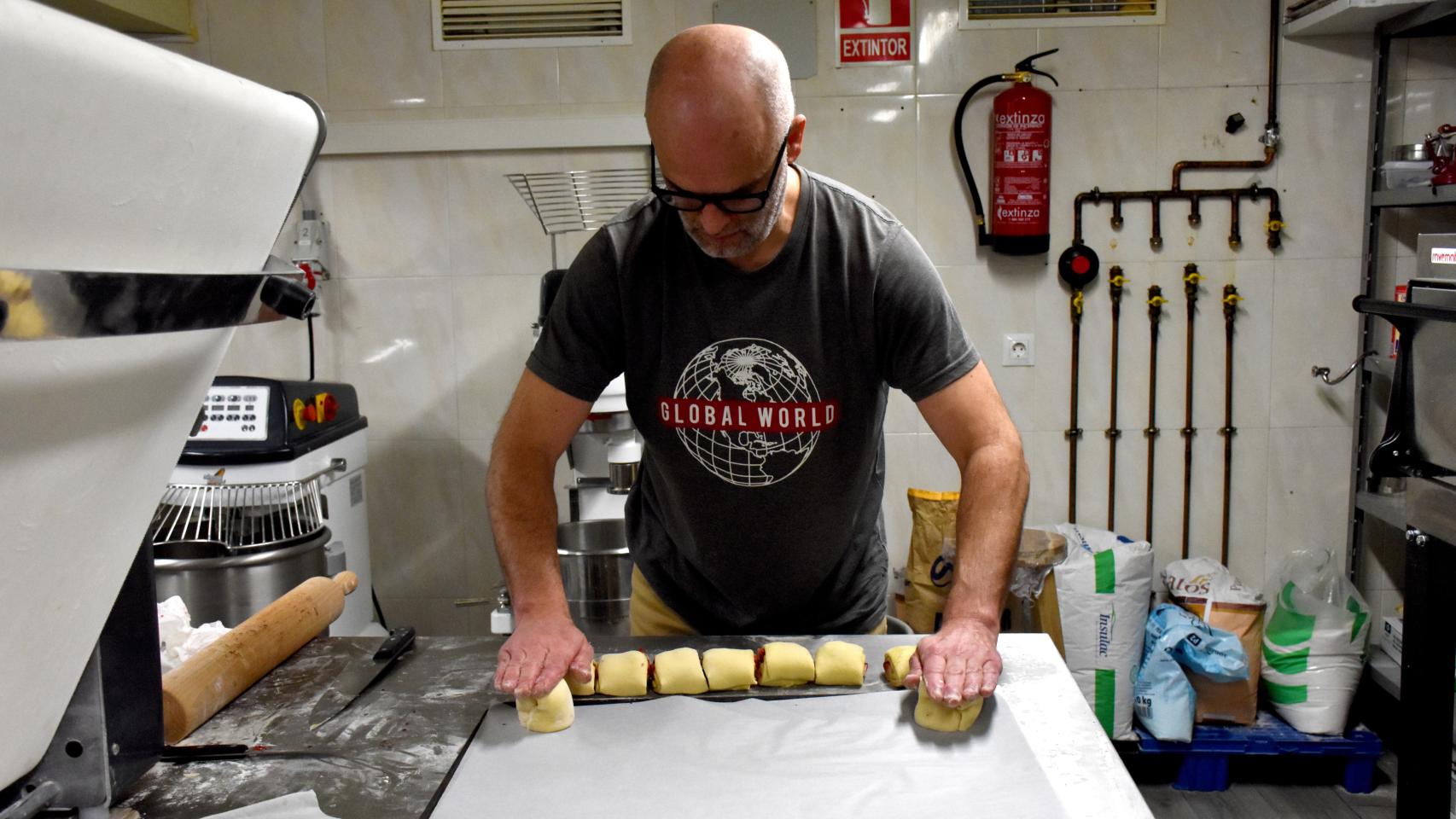 Alexandre durante la elaboración de sus deliciosos pasteles