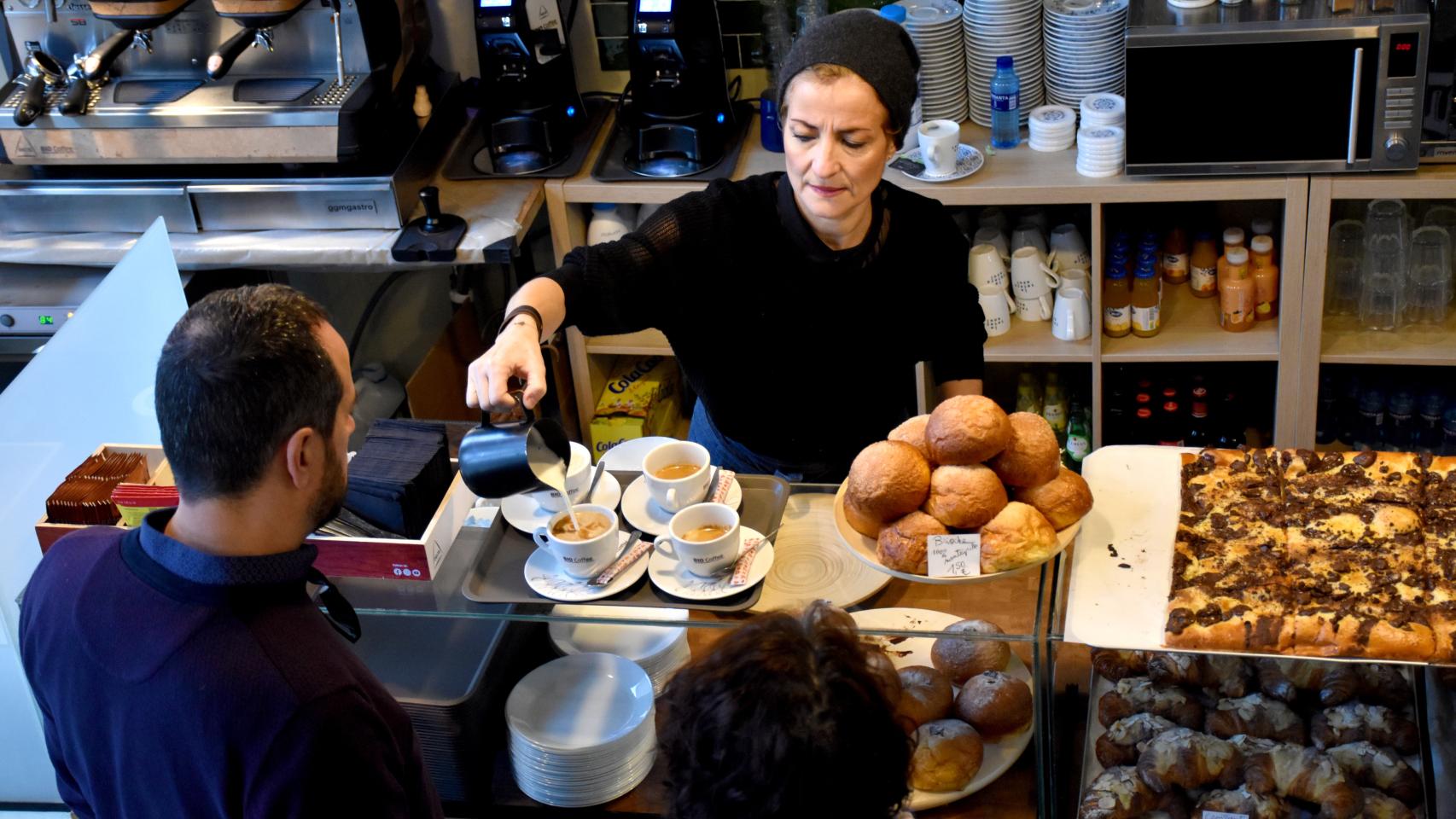 Valérie sirviendo unos cafés