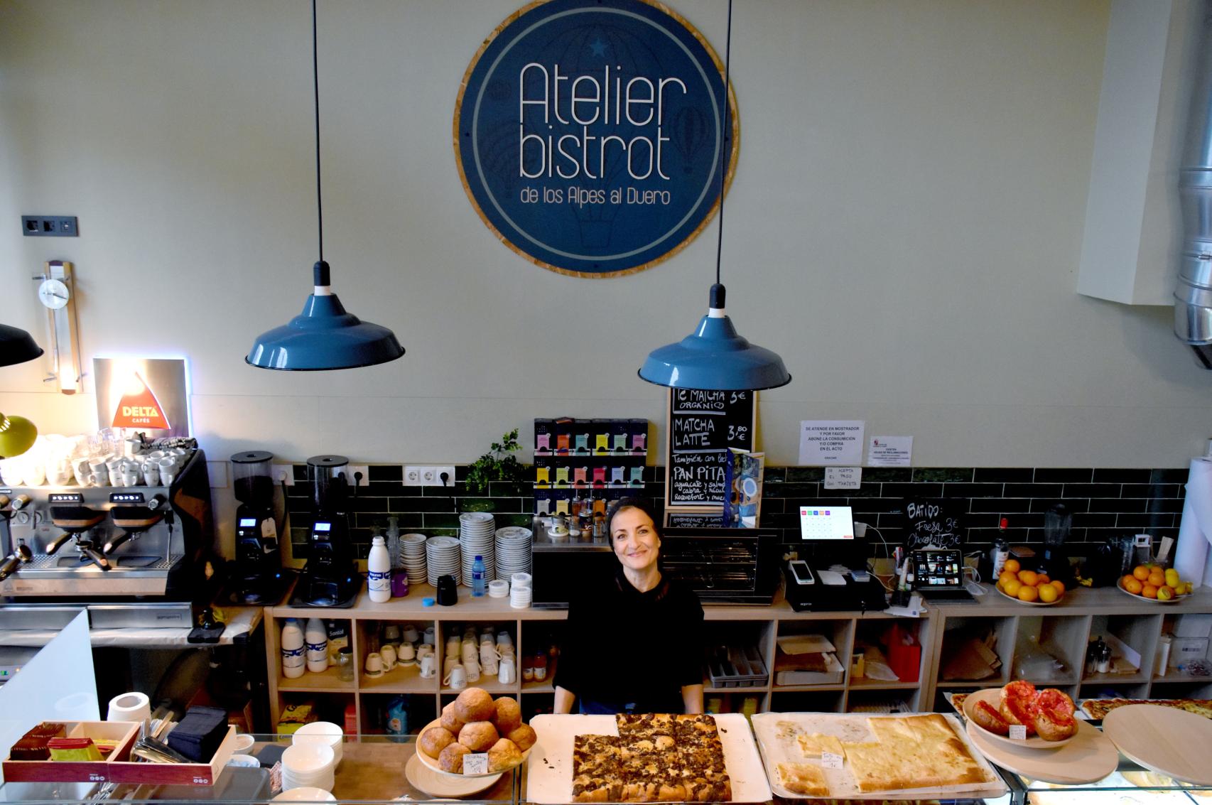 Valérie en el mostrador de su cafetería