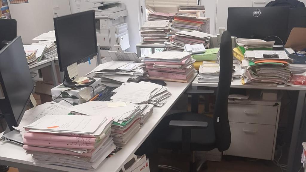 La acumulación de documentos dificulta el trabajo de los funcionarios.