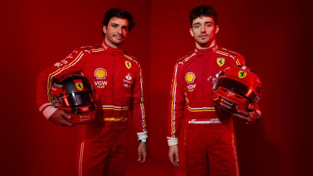 Carlos Sainz y Charles Leclerc, con los nuevos monos para la temporada 2024