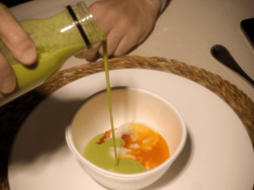 Gazpacho verde de jalapeños con gambones, tártara cremosa XO, tobiko y huevo a baja temperatura.