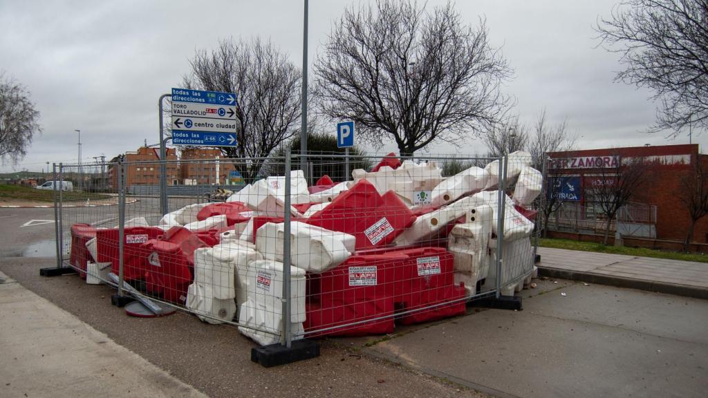 Material de la obra almacenado en la vía de servicio de Vistalegre
