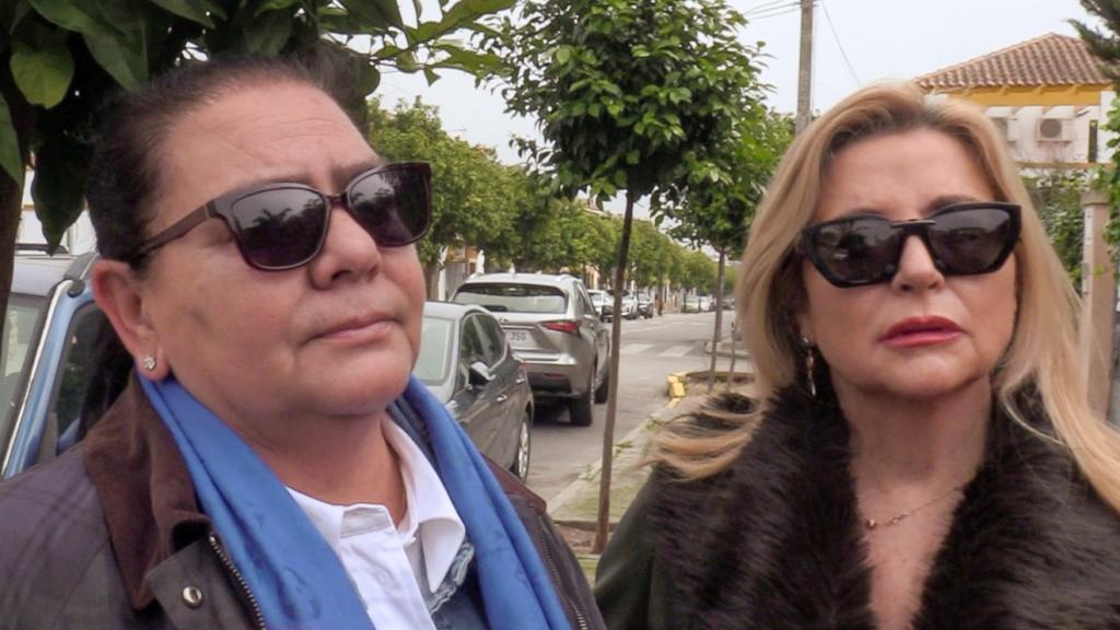 María del Monte e Inmaculada Casal en la mañana de este martes, 13 de febrer, a las puertas de su casa.