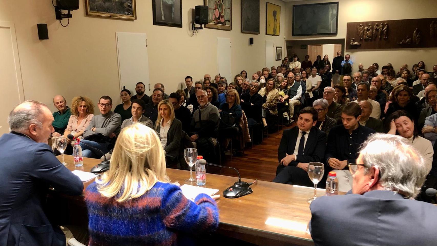 Presentación de 'Lápidas sin nombre' en el Ateneo Mercantil de Valencia. EE